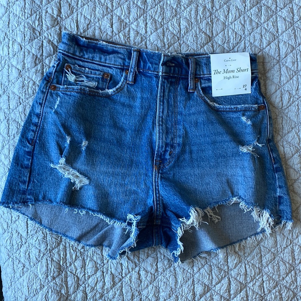 Abercrombie & Fitch “The mom short” high rise shorts